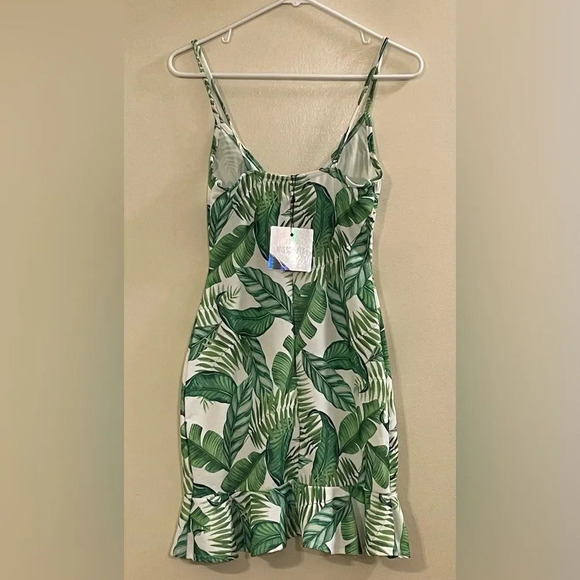 MISSGUIDED Palm Frill Hem Plunge Mini Dress‎ in Green - Picture 4 of 7